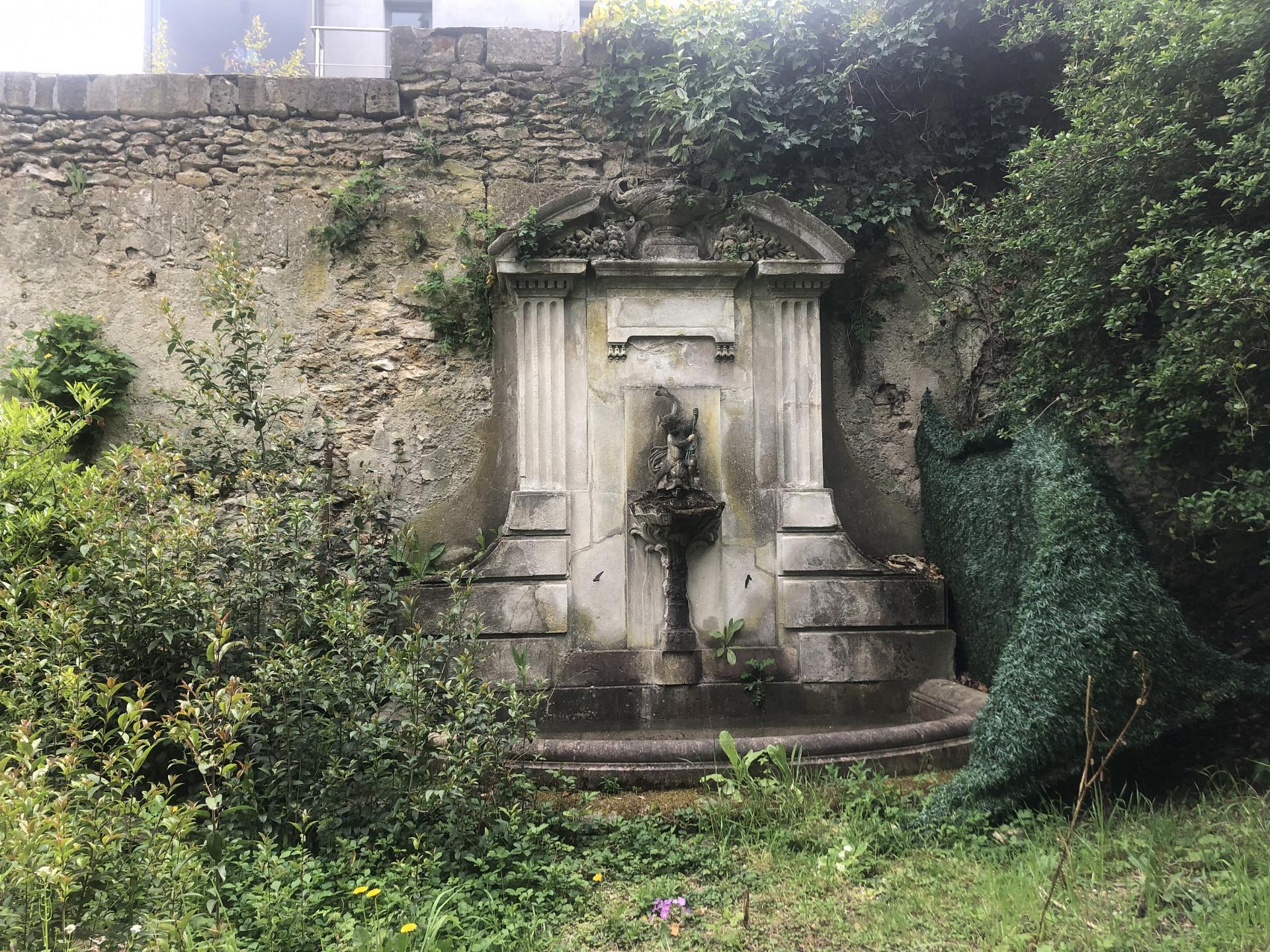 Fontaine du parc de la villa Schacher à Meudon (devant être déplacée). Photo J. Lacaze / Sites & Monuments.